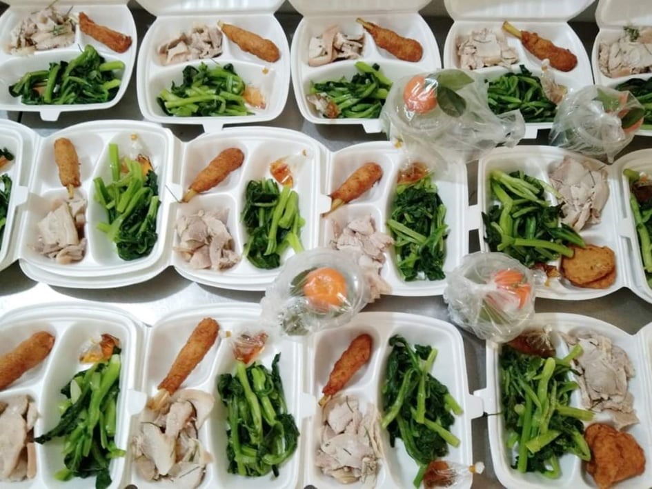 Cán bộ Trường Quân sự tỉnh Thái Bình chuẩn bị các bữa ăn cho những người được cách ly
