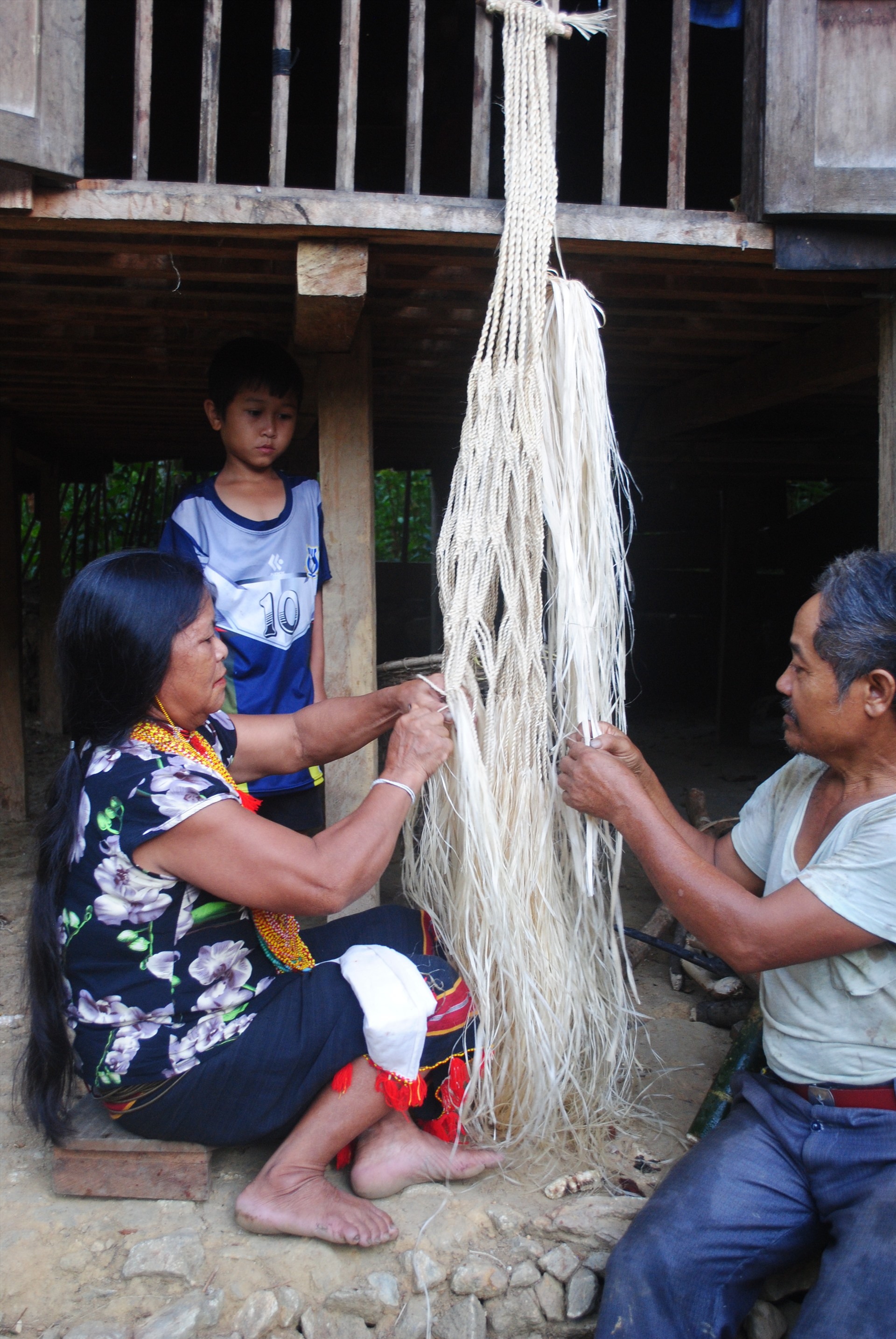Bà Hồ Thị Dôn (69 tuổi; ở thôn 2, xã Trà Bui, huyện Bắc Trà My, Quảng Nam)  đang truyền dạy nghề đan.