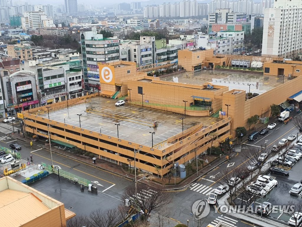 Bãi đậu xe trên sân thượng của một trung tâm mua sắm ở Jeonju, cách Seoul 243 km về phía nam, bị bỏ trống một cách bất thường vào ngày 28 tháng 2 năm 2020, trong bối cảnh virus COVID-19 lây lan nhanh chóng ở nước này.(Yonhap)