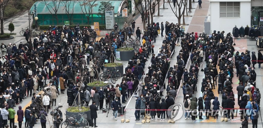 Mọi người tạo thành một hàng dài trong một sự kiện bán mặt nạ không lợi nhuận tại một cửa hàng bách hóa ở Seoul vào ngày 28 tháng 2 năm 2020. Giá mặt nạ ở nước này đã tăng vọt trong bối cảnh thiếu sản phẩm. Ảnh: Yonhap.