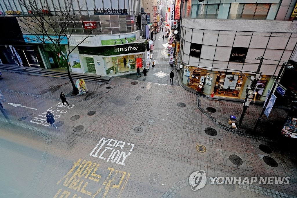 Myeongdong, một trong những khu vực mua sắm nổi tiếng nhất ở Seoul, khá yên tĩnh vào ngày 29 tháng 2 năm 2020, khi coronavirus mới lây lan ở nước này.(Yonhap)