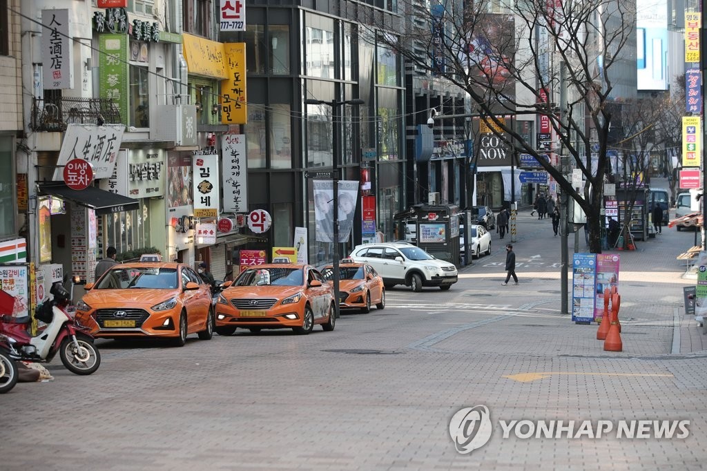 Myeongdong, một trong những khu vực mua sắm nổi tiếng nhất ở Seoul, khá yên tĩnh vào ngày 29 tháng 2 năm 2020, khi coronavirus mới lây lan ở nước này.(Yonhap)