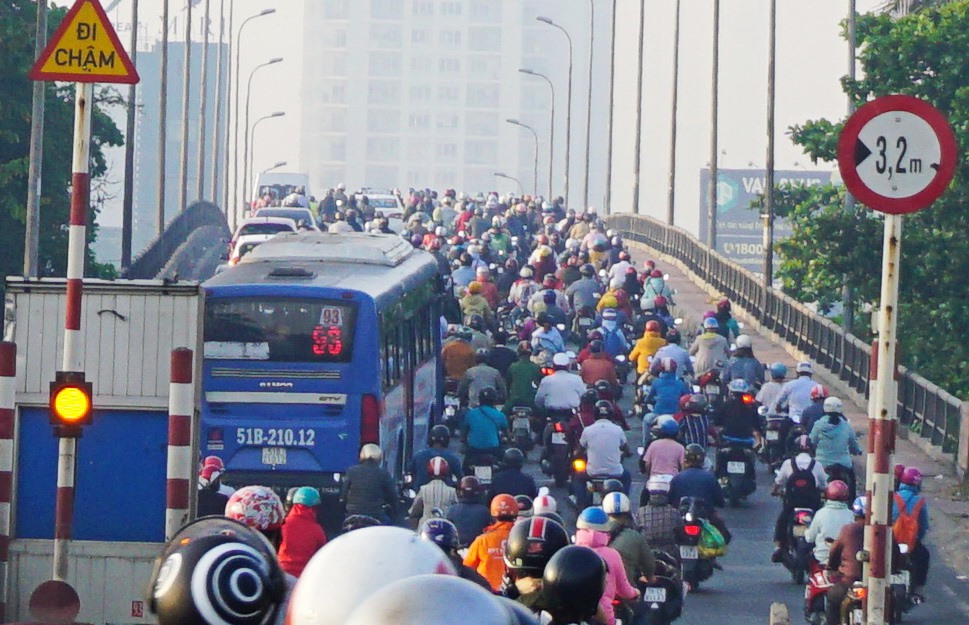 Các phương tiện đổ ùn ùn vào trung tâm thành phố qua cầu Bình Triệu.