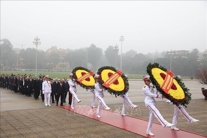 Các đồng chí lãnh đạo, nguyên lãnh đạo Đảng, Nhà nước đặt vòng hoa và vào Lăng viếng Chủ tịch Hồ Chí Minh. Ảnh: Văn Điệp/TTXVN