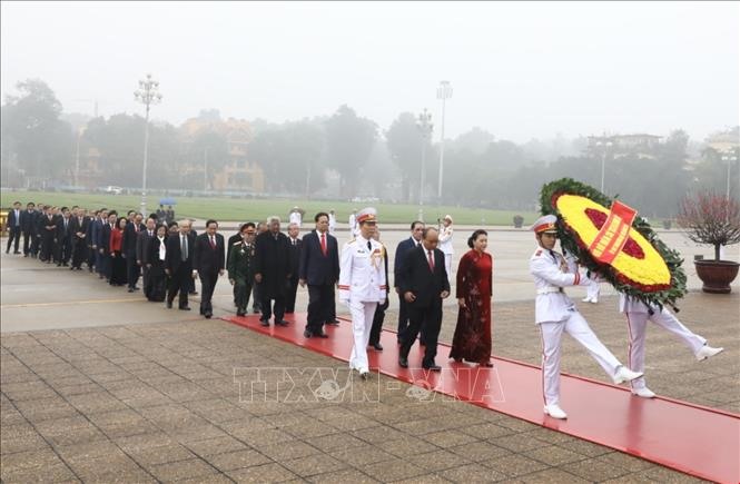 Các đồng chí lãnh đạo, nguyên lãnh đạo Đảng, Nhà nước đặt vòng hoa và vào Lăng viếng Chủ tịch Hồ Chí Minh. Ảnh: Văn Điệp/TTXVN