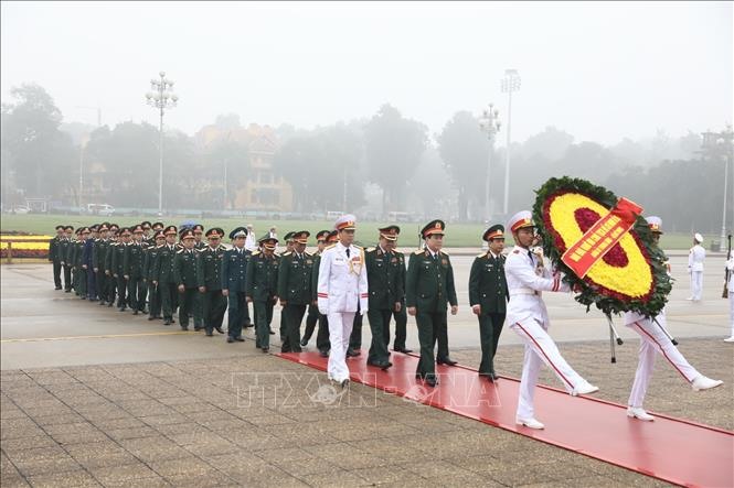 Đoàn đại biểu Quân ủy Trung ương, Bộ Quốc phòng đặt vòng hoa và vào Lăng viếng Chủ tịch Hồ Chí Minh. Ảnh: Văn Điệp/TTXVN