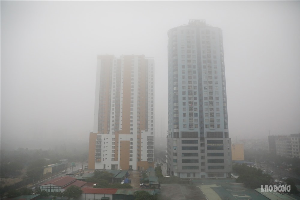 Cùng với sương mù, thủ đô Hà Nội còn có mưa nhỏ, mưa phùn. Nhiệt độ thấp nhất 15 – 17 độ, nhiệt độ cao nhất 17 – 20 độ, trời rét.