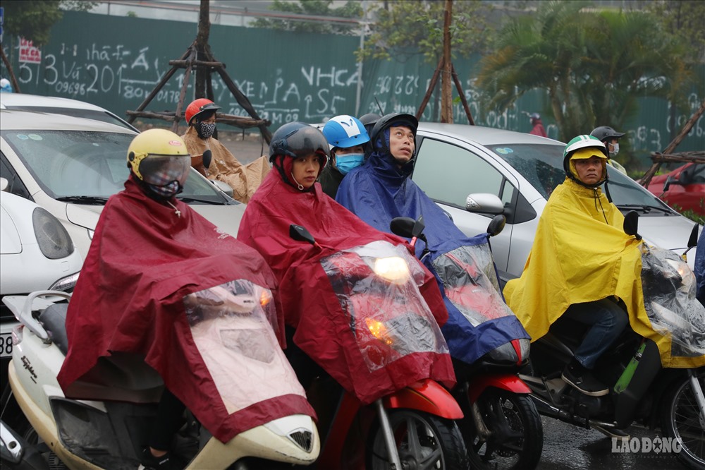 Sương mù dày đặc bao trùm nhiều khu vực ở Hà Nội khiến người tham gia giao thông gặp nhiều khó khăn.