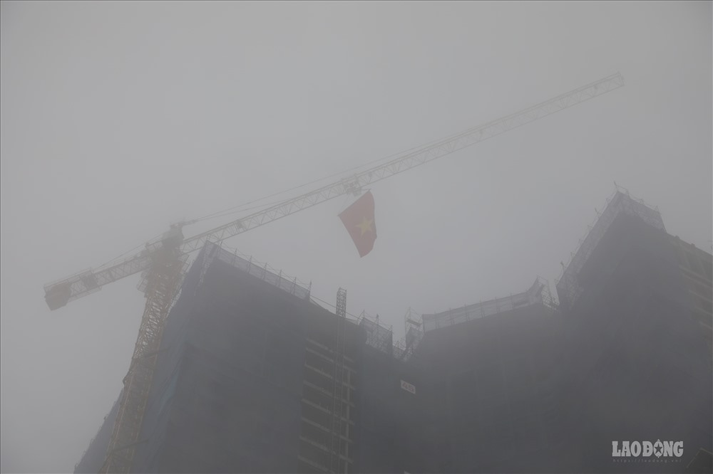 Những tòa nhà cao tầng chìm hẳn trong sương