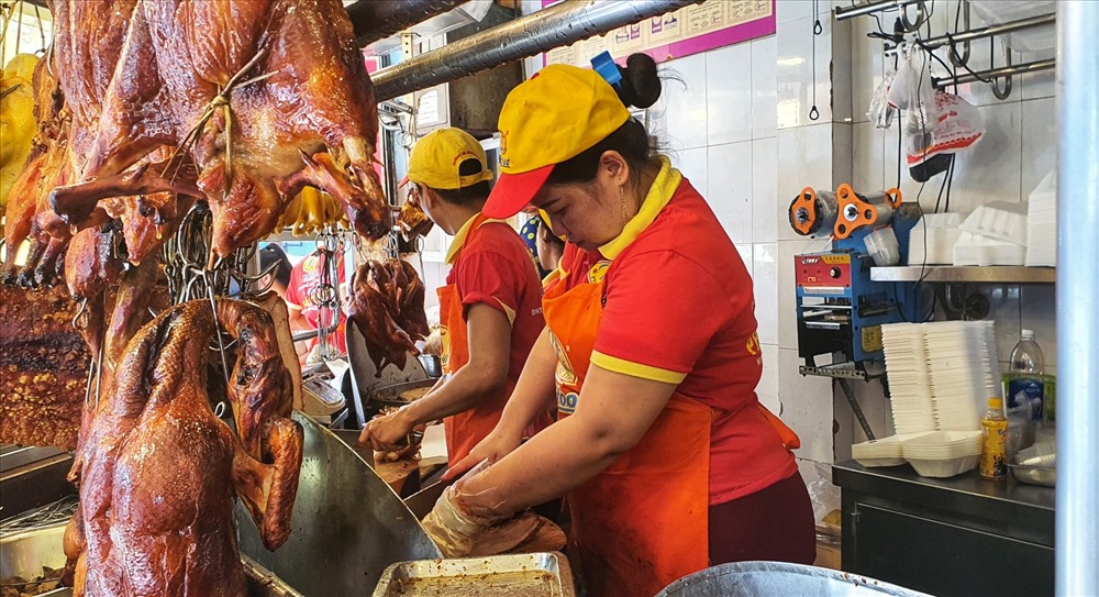 Trong những ngày cao điểm, cửa hàng thịt quay phải huy động hàng chục nhân lực, từ chế biến, đóng gói sản phẩm và thanh toán cho khách.