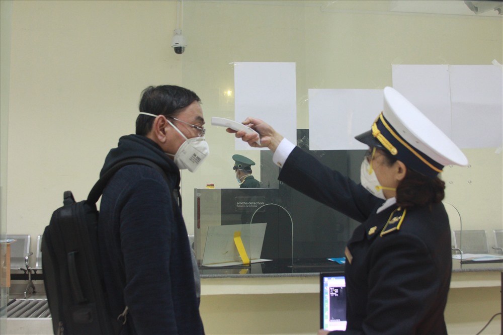Lực lượng chức năng kiểm tra thân nhiệt hành khách tại Ga Đồng Đăng. Ảnh: P.Đ