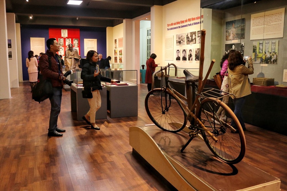 Nhiều hiện vật quan trọng đã được giới thiệu tại triển lãm, thu hút nhiều du khách đến tham quan.