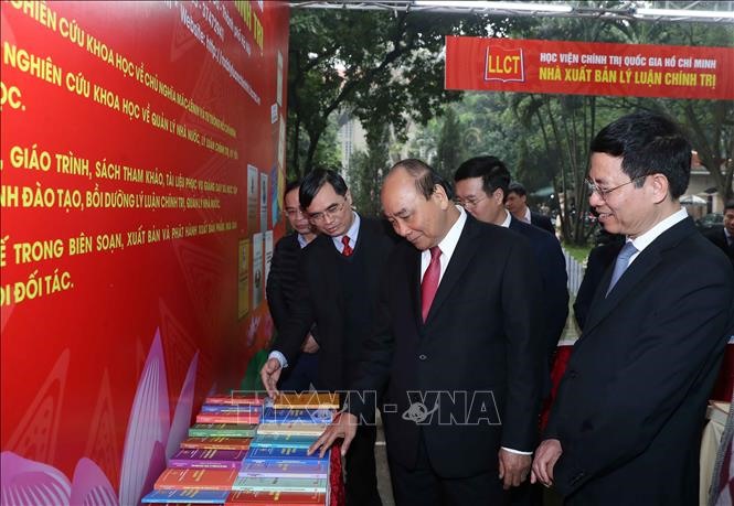 Thủ tướng Nguyễn Xuân Phúc tham quan một gian hàng“. Ảnh: Thống Nhất/TTXVN