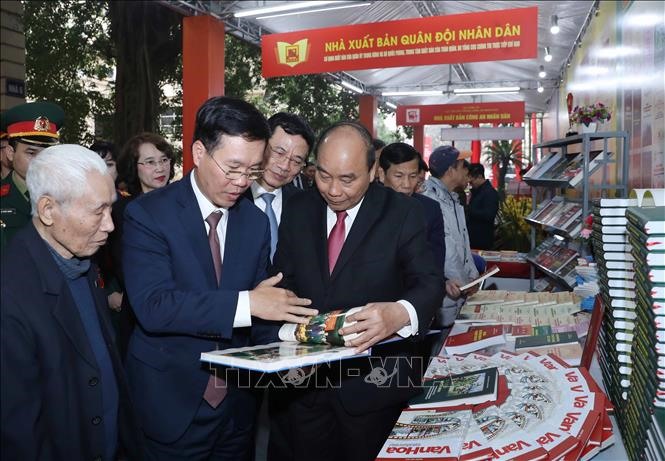 Thủ tướng Nguyễn Xuân Phúc thăm Triển lãm sách “Kỷ niệm 90 năm Ngày thành lập Đảng Cộng sản Việt Nam“. Ảnh: Thống Nhất/TTXVN