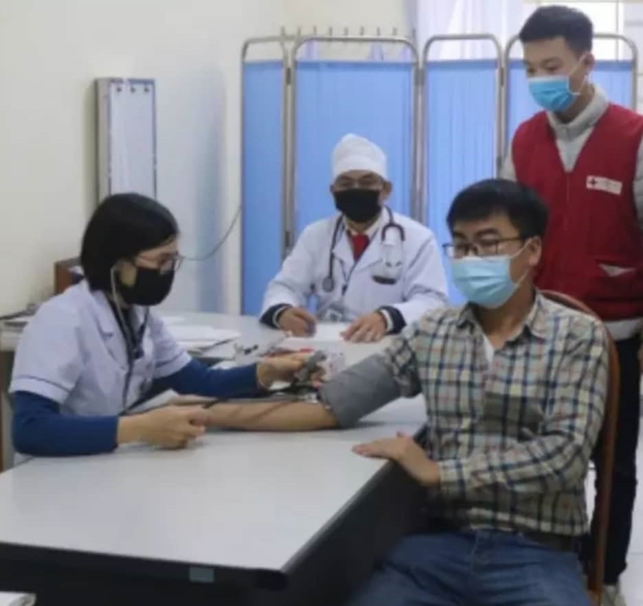 Trung tâm y tế huyện Vũ Thư (Thái Bình) khám sức khỏe cho lao động Trung Quốc - Ảnh KL