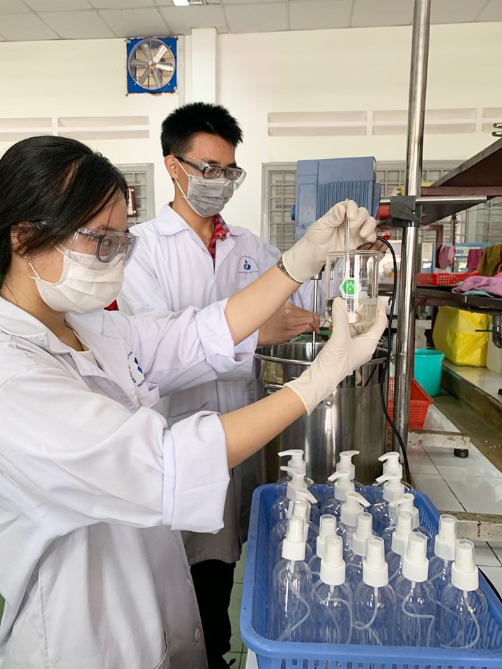 Bộ môn Kỹ thuật Hoá Hữu cơ, Trường Đại học Bách khoa TPHCM đã pha chế nước rửa tay phòng chống nCoV dành cho cán bộ và sinh viên của trường. Ảnh: ĐHBK