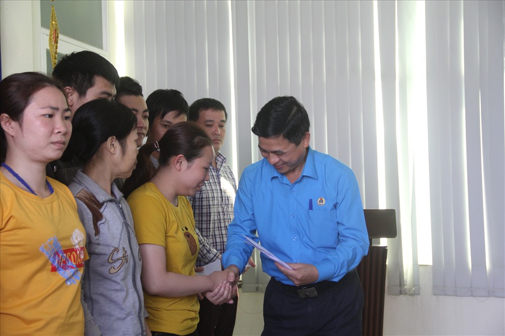 Chủ tịch Liên đoàn Lao động tỉnh - Nguyễn Mạnh Hùng tặng quà cho đoàn viên, công nhân lao động có hoàn cảnh khó khăn.