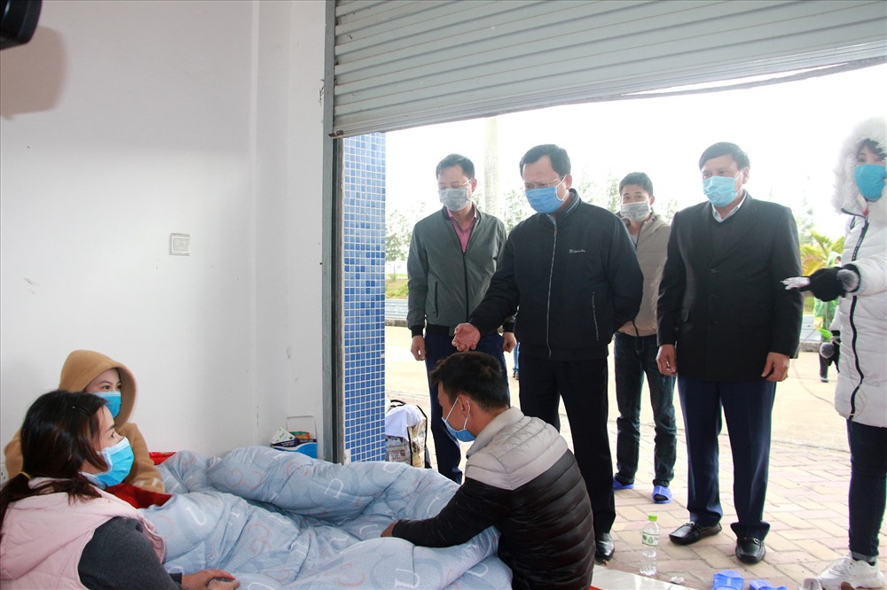Lãnh đạo UBND tỉnh Quảng Ninh động viên những người nằm trong diện cách ly 14 ngày do từ Trung Quốc trở về tại Móng Cái. Ảnh: CTV