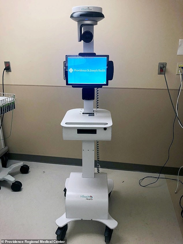 Khi bị cách ly ở bệnh viện, bệnh nhân người Mỹ được điều trị bằng robot sử dụng ống nghe có trang bị micro để bệnh nhân trao đổi với bác sĩ từ xa. Ảnh: PRMC.