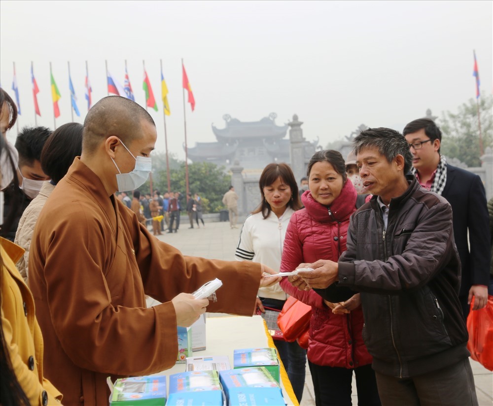 Ban quản lý chùa Bái Đính phát khẩu trang miễn cho du khách. Ảnh: NT