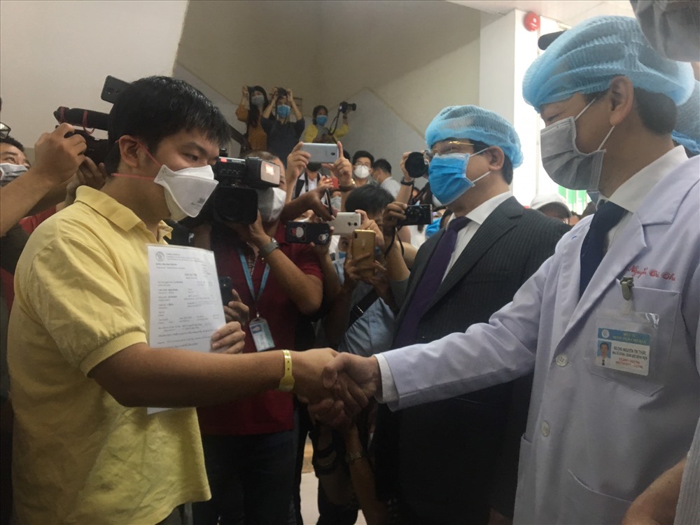 Trao giấy xuất viện cho bệnh nhân Li Zichao