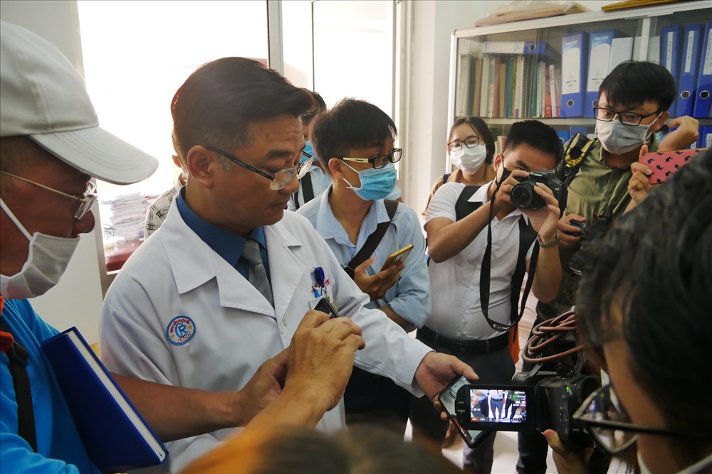 Bác sĩ Lê Quốc Hùng trao đổi với PV tại khoa bệnh Nhiệt đới sáng 4.2.