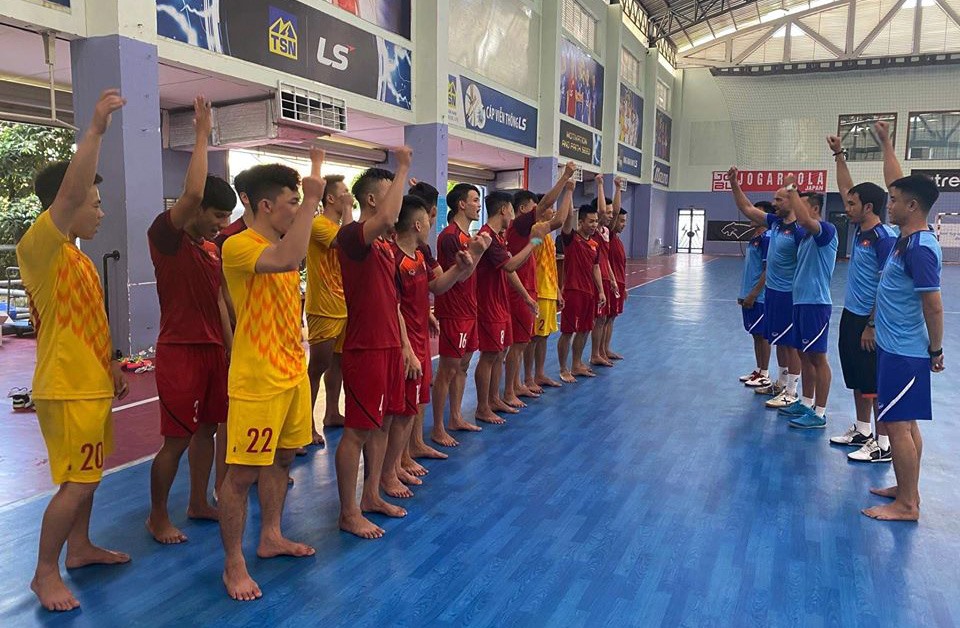 Tuyển futsal Việt Nam sẽ đi tập huấn tại Tây Ban Nha, sau đó về nước rèn quân chứ không bay thẳng qua Turkmenistan như trước. Ảnh: VFF.