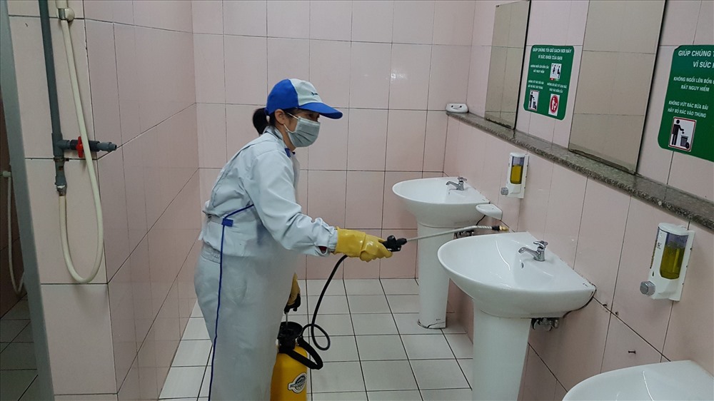 Ở Công ty TNHH Synztec (KCN Nomura), công tác khử khuẩn, vệ sinh nhà máy được thực hiện khẩn trương, nghiêm túc.