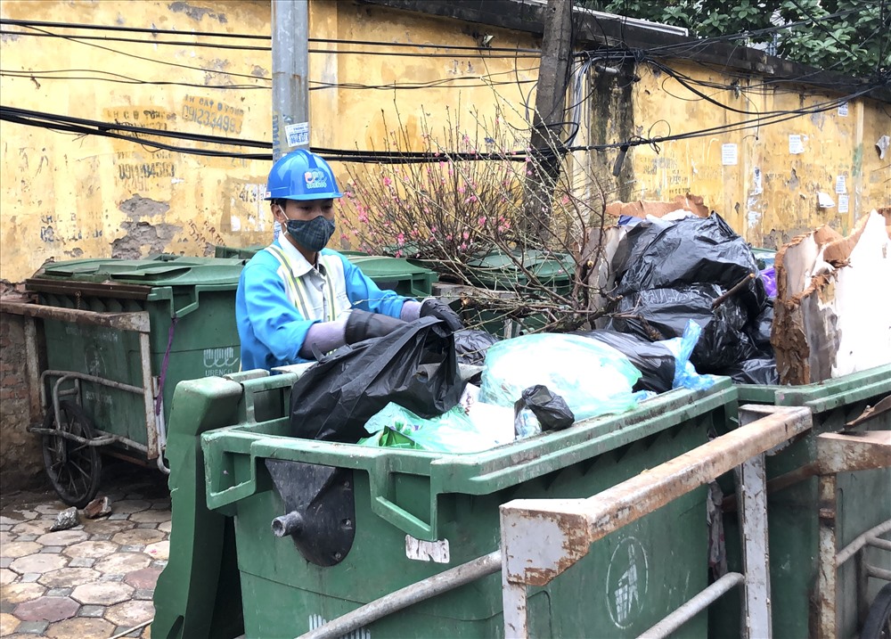 Do đặc thù công việc, nên hàng ngày công nhân ngành vệ sinh môi trường luôn phải đối mặt với nguy cơ lây các bệnh truyền nhiễm và bị các vật nhọn gây thương tích.
