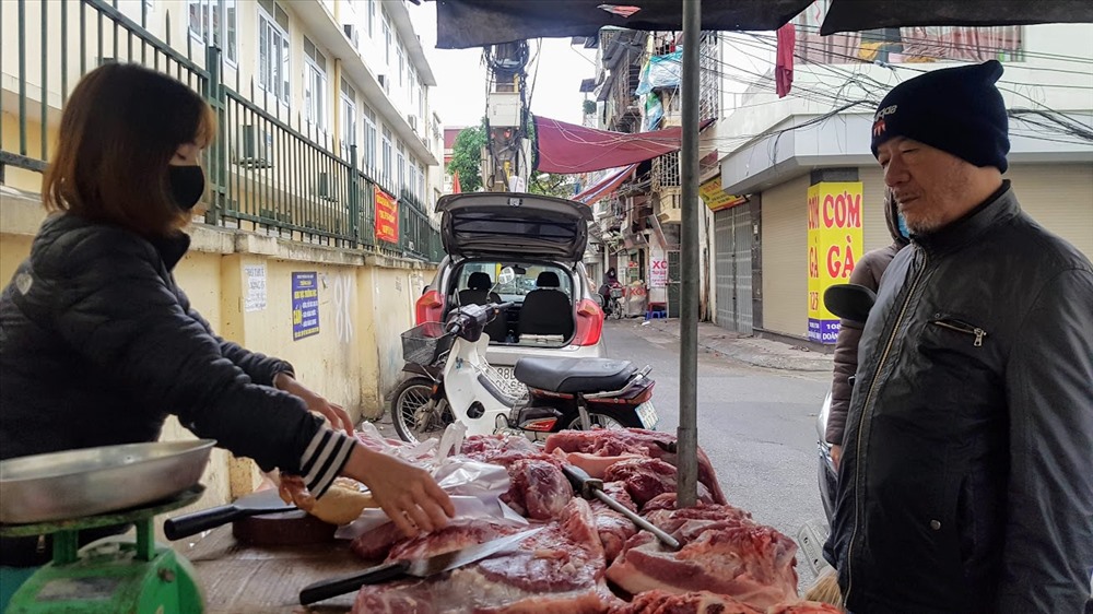 Lượng thịt lợn được bán tại các chợ không bị giảm, sức mua ổn định, không có hiện tượng người tiêu dùng ồ ạt mua tích trữ. Ảnh: Kh.V
