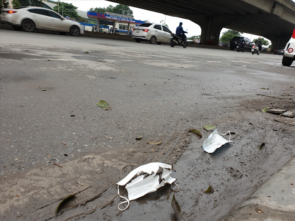Ngày 4.2, theo ghi nhận của phóng viên, nhiều tuyến phố tại Hà Nội cùng chung tình trạng hàng loạt khẩu trang y tế bị vứt bỏ vương vãi khắp lòng đường, hè phố. Ảnh: Tùng Giang.