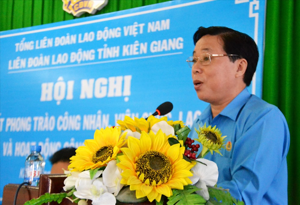 Chủ tịch LĐLĐ Kiên Giang Trần Thanh Việt phát biểu tại hội nghị. Ảnh: LT