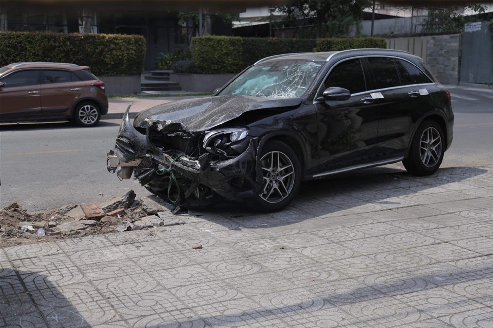 Theo đó, vào thời điểm trước khi xảy ra tai nạn chiếc xe chạy với tốc độ 95km/h, khi xảy ra va chạm chiếc xe có tốc độ 84km/h. Theo ghi nhận ô tô Mercedes bị biến dạng phần đầu, kính chắn gió bị bể, riêng chiếc xe máy của tài xế GrabBike bị vò nát.