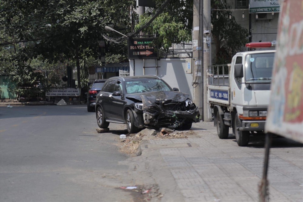 Tại hiện trường vụ việc, tài xế Nguyễn Trần Hoàng Phong (SN 1988, ngụ quận Gò Vấp) cùng chiếc xe Mercedes (BKS 51G 902.57) và xe máy của tài xế GrabBike được công an đưa đến để thực nghiệm hiện trường vụ tai nạn.