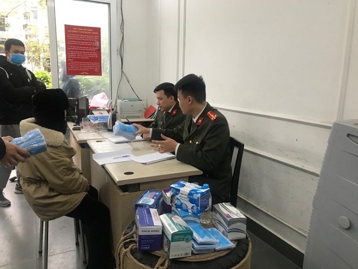 Công an quận Thanh Xuân làm việc với người liên quan đến lô hàng khoảng 120.000 chiếc khẩu trang.