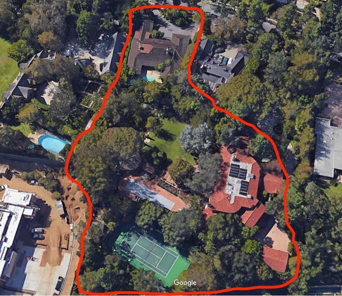 Năm 2017, vị tỉ phú này mua thêm 1 căn nhà nhỏ kế bên biệt thự ở Beverly Hills của mình với giá 12,9 triệu USD. Ảnh: Shutterstock. Ảnh: Google Earth