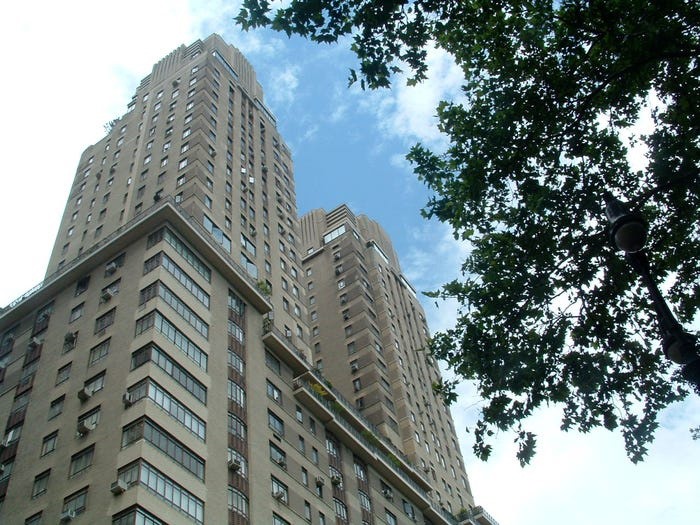 Năm 1999, CEO Amazon bỏ 7,65 triệu USD mua 3 căn hộ trong tòa nhà The Century, 1 công trình 32 tầng được xây dựng vào năm 1931 và nằm ngay cạnh Central Park, ở khu Manhattan, thành phố New York. Năm 2012, người giàu nhất hành tinh chi thêm 5,3 triệu USD để sở hữu thêm 1 căn hộ nơi đây. Ảnh: Wikipedia Commons