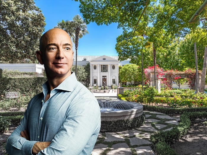 Mới đây nhất, Business Insider đưa tin, CEO Amazon - Jeff Bezos được cho là có thể mua căn biệt thự Casa Encantada ở khu Bel-Air, thành phố Los Angeles (California, Mỹ).