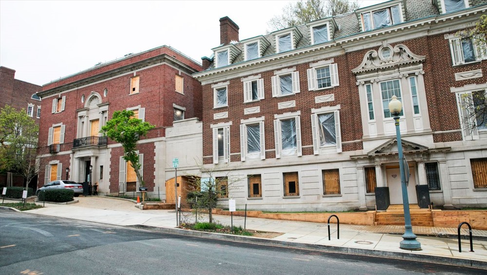 Năm 2016, Bezos mua một bảo tàng dệt may cũ ở khu Kalorama, thủ đô Washington DC với giá 23 triệu USD. Tòa nhà rộng khoảng 2.500m2 này là di tích lịch sử quốc gia. Ông chủ Amazon chi khoảng 12 triệu USD để sửa sang ngôi nhà. Ảnh: Archyde