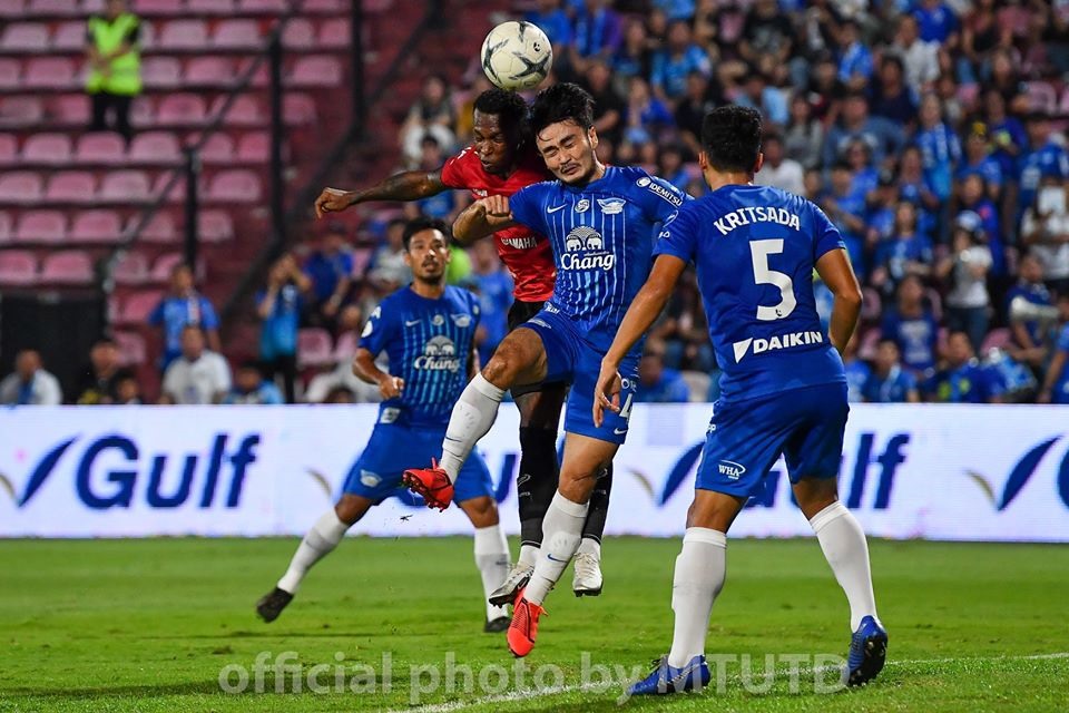 Thai League 2020 sẽ sử dụng công nghệ VAR xuyên suốt cả giải đấu. Ảnh: Muangthong United