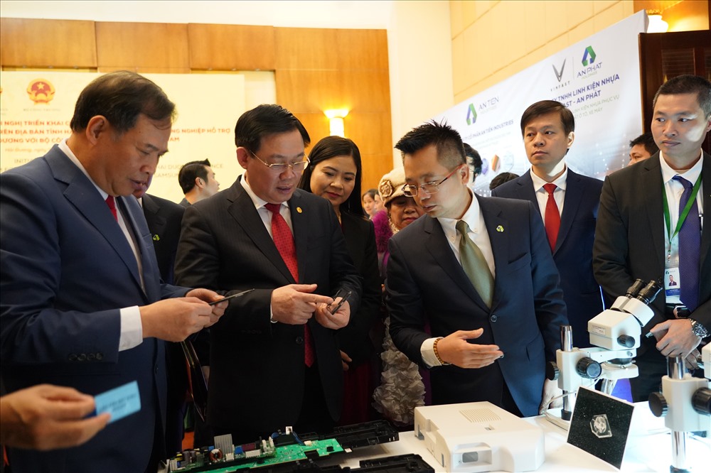 Phó Thủ tướng Vương Đình Huệ thăm quan sản phẩm của Tập đoàn  An Phát Holdings