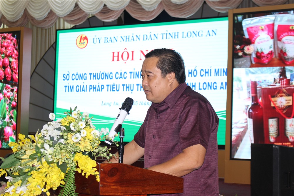 Chủ tịch Hiệp hội Thanh long tỉnh Long An - ông Nguyễn Quốc Trịnh: “Trái thanh long vẫn treo trên cây, gây thiệt hại cho nhà vườn“.