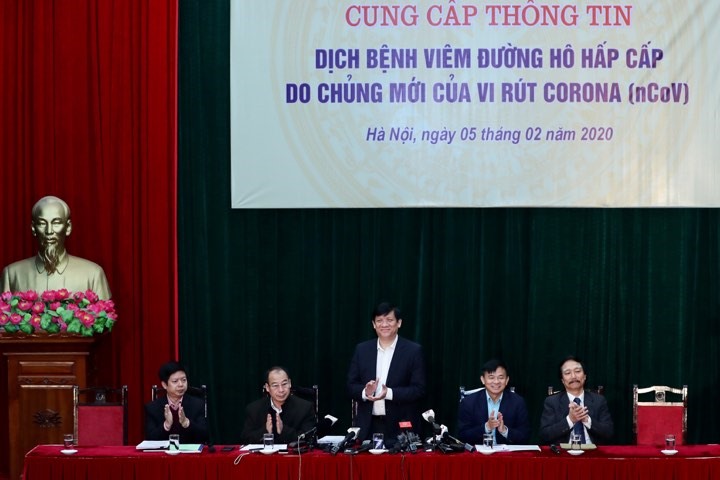 Thứ trưởng Bộ Y tế Nguyễn Thanh Long chủ trì cuộc họp báo. Ảnh: Thùy Dung