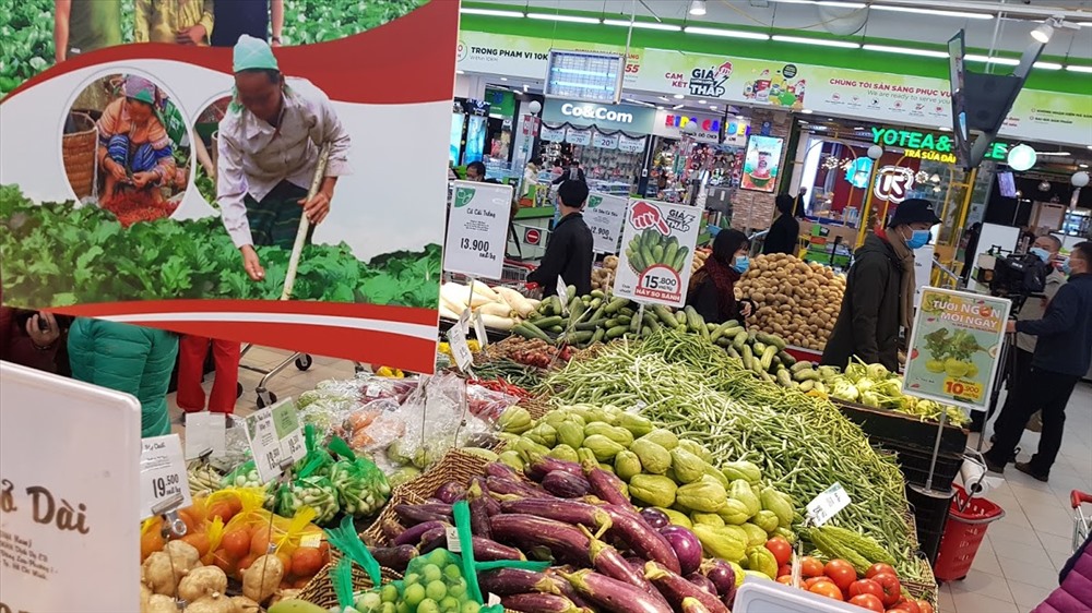 Số lượng rau, củ, quả tại siêu thị và các chợ rất lớn, người dân không cần tích trữ. Ảnh: Kh.V