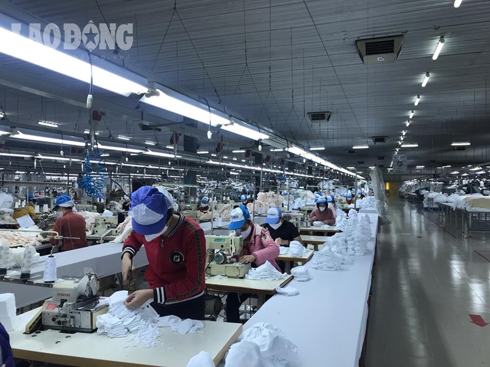 Tại Công ty Dệt kim Đông Xuân (tỉnh Hưng Yên), hàng chục công nhân phải tăng ca làm để sản xuất khoảng 50.000 chiếc khẩu trang mỗi ngày, phục vụ nhu cầu của người dân trước nguy cơ dịch bệnh do virus corona gây ra.