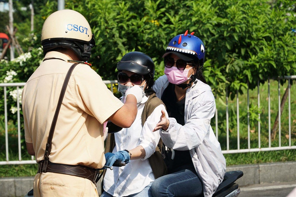 “Lãnh đạo Phòng đã quán triệt cán bộ chiến sĩ triển khai thực hiện nghiêm túc các chỉ đạo của Bộ Công an, Bộ Y tế làm tốt công tác phòng, chống dịch bệnh khi thực hiện nhiệm vụ có tiếp xúc với người dân được phép đeo khẩu trang y tế“, lãnh đạo Phòng CSGT đường bộ - đường sắt, Công an thành phố Hồ Chí Minh chia sẻ.