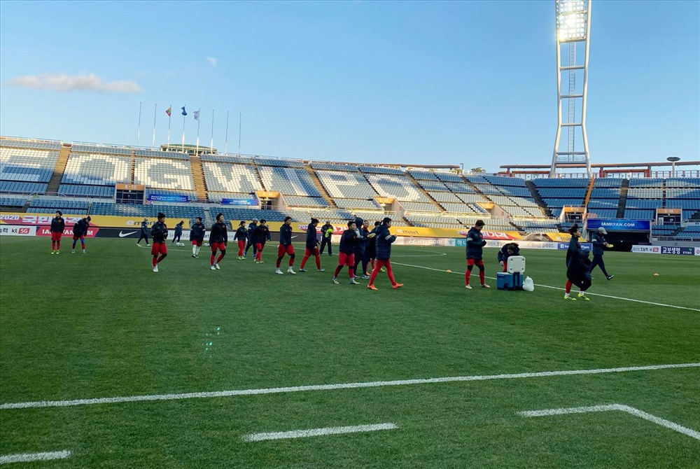 Đội tuyển nữ Việt Nam có 1 giờ đồng hồ tập làm quen sân Jeju, để đảm bảo chất lượng mặt cỏ cho trận đấu chính thức gặp Mynamar. Ảnh: VFF
