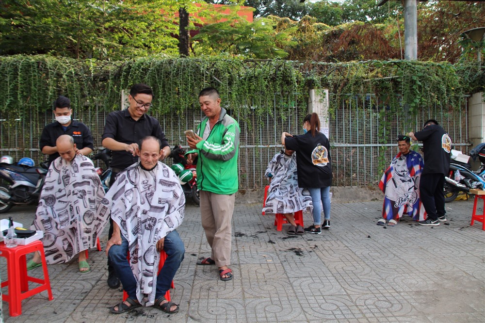 Những đôi tay nhân ái cắt tóc miễn phí giữa trung tâm Sài Gòn
