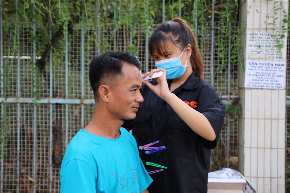 Anh Ngô Minh Châu (45 tuổi, ở hẻm 506 Lạc Long Quân, phường 5, quận 11) làm nghề thợ hồ thường quay lại cắt tóc sau 2-3 tuần. Ảnh TK.