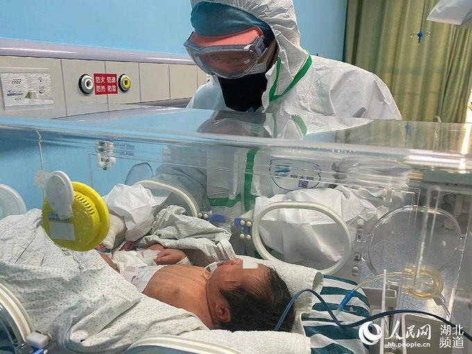 Em bé sơ sinh nhiễm virus Corona nCoV đang được chăm sóc trong lồng kính. Ảnh: Twitter